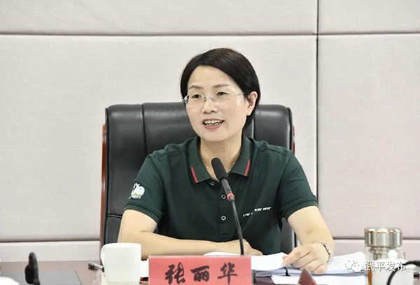 5月12日下午,县政府县长张丽华主持召开县政府常务会议,听取2021年度